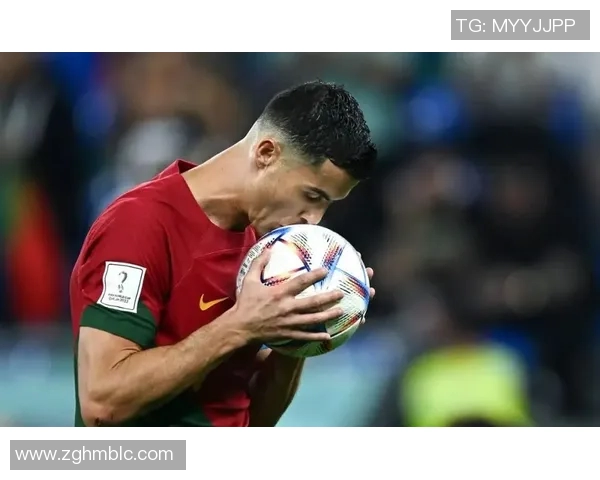 足球明星深情亲吻足球的一刻展现对比赛的无限热爱与执着追求